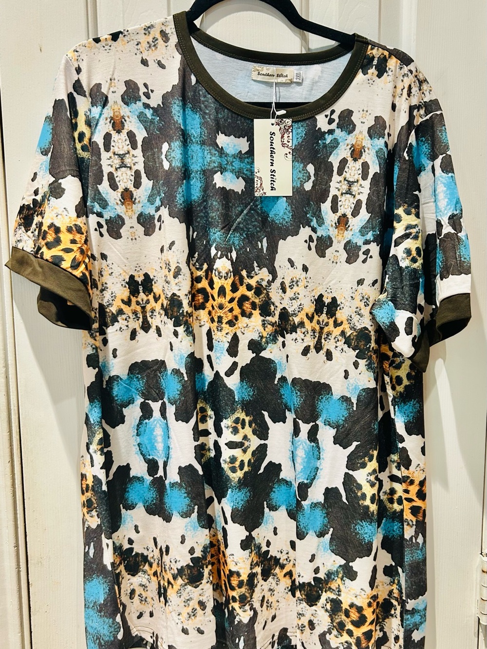 Southern Stitches Women’s Short Sleeve Printed Tee in Teal, Black & Gold